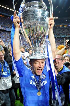 Fußball Champions-League-Finale Bayern München - FC Chelsea am 19.05.2012 in der Fußball Arena München John Terry ( Chelsea ) mit dem Champions-League Pokal