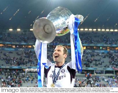 Fußball Champions-League-Finale Bayern München - FC Chelsea am 19.05.2012 in der Fußball Arena München Petr Cech ( Chelsea ) mit dem Champions-League Pokal