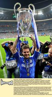 Fußball Champions-League-Finale Bayern München - FC Chelsea am 19.05.2012 in der Fußball Arena München Juan Mata ( Chelsea ) präsentiert den Champions-League Pokal
