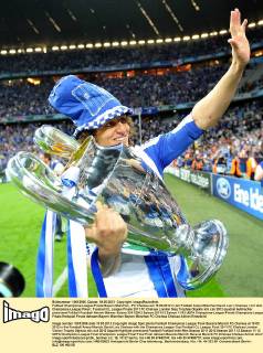 Fußball Champions-League-Finale Bayern München - FC Chelsea am 19.05.2012 in der Fußball Arena München David Luiz ( Chelsea ) mit dem Champions-League Pokal