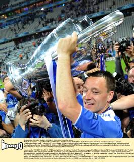 Fußball Champions-League-Finale Bayern München - FC Chelsea am 19.05.2012 in der Fußball Arena München John Terry ( Chelsea ) mit dem Champions-League Pokal