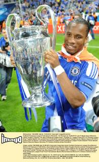 Fußball Champions-League-Finale Bayern München - FC Chelsea am 19.05.2012 in der Fußball Arena München Didier Drogba ( Chelsea ) mit dem Champions-League Pokal