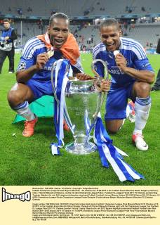 Fußball Champions-League-Finale Bayern München - FC Chelsea am 19.05.2012 in der Fußball Arena München Didier Drogba ( Chelsea ), links - Florent Malouda ( Chelsea ), rechts mit dem Champions-League Pokal