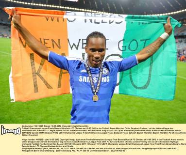Fußball Champions-League-Finale Bayern München - FC Chelsea am 19.05.2012 in der Fußball Arena München Didier Drogba ( Chelsea ) mit der Nationalflagge der Elfenbeinküste