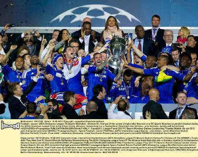 Football - soccer: UEFA Champions League, FC Bayern Muenchen - Chelsea FC, Chelsea lift the winner s trophy after they won over FC Bayern Munchen on penalty shootout during the UEFA Champions League Final at the Allianz Arena. (Hinweis: Verwendung nur in Deutschland, Österreich oder Schweiz - only Germany, Austria and Switzerland) xHOCHxZWEIx xPropagandax 