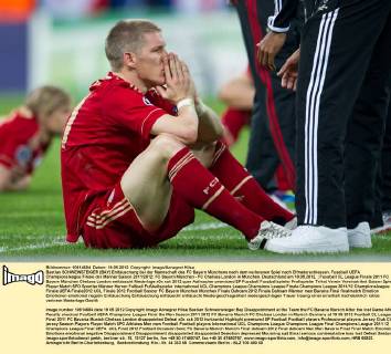 Bastian SCHWEINSTEIGER (BAY) Enttäuschung bei der Mannschaft des FC Bayern Münchens nach dem verlorenen Spiel nach Elfmeterschiessen. Fussball UEFA Championsleague Finale der Männer Saison 2011 2012: FC Bayern München - FC Chelsea London in München, Deutschland am 19.05.2012,