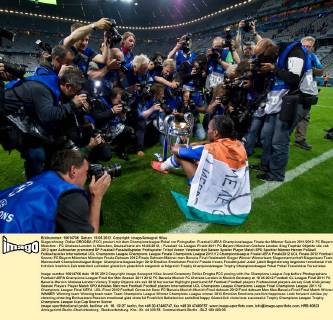 Siegerehrung: Didier DROGBA (FCC) posiert mit dem Championsleague Pokal vor Fotografen. Fussball UEFA Championsleague Finale der Männer Saison 2011 2012: FC Bayern München - FC Chelsea London in München, Deutschland am 19.05.2012,