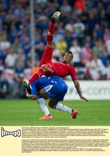 Jerome BOATENG (BAY) fällt über Didier DROGBA (FCC) Fussball UEFA Championsleague Finale der Männer Saison 2011 2012: FC Bayern München - FC Chelsea London in München, Deutschland am 19.05.2012,