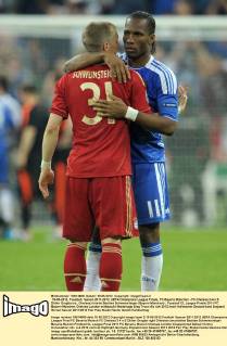 19-05-2012, Fussball, Saison 2011-2012, UEFA Champions League Finale, FC Bayern München - FC Chelsea 3-4 n.E. Didier Drogba (re., Chelsea) tröstet Bastian Schweinsteiger (Bayern München)
