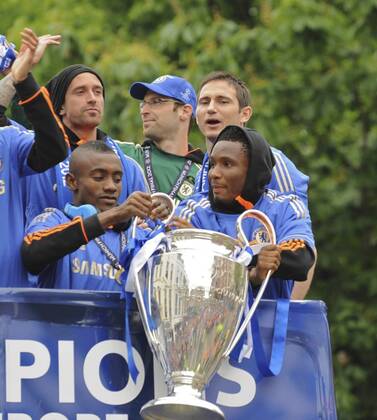 20.05.2012 Chelsea London, England. Champions League Cup Winners Parade atop the traditional open-top bus to the Stamford Bridge Ground. Mikel , Salamon Kalou, Frank Lampard, Petr Cech, Raul Meireles witht he cup xAlanxStanfordx  ActionPlus20239852