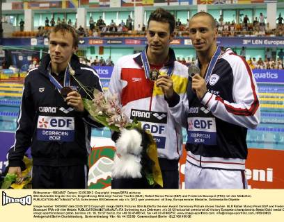 50m Schmetterling der Herren, Siegerehrung. Bild zeigt Yauhen Tsurkin (BLR), Rafael Munoz Perez (ESP) und Frederick Bousquet (FRA) mit den Medaillen. 