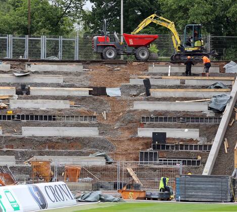 Fußball, Stadiongeschichte Karlsruher SC BAUARBEITEN KSC-STADION, 12.06.2012, KARLSRUHE - Der Karlsruher SC führt in der Saisonpause Bauarbeiten im Bereich der Fankurve auf der Gegengerade des Wildparkstadions durch. Umbauarbeiten KSC Stadion 12.06.2012