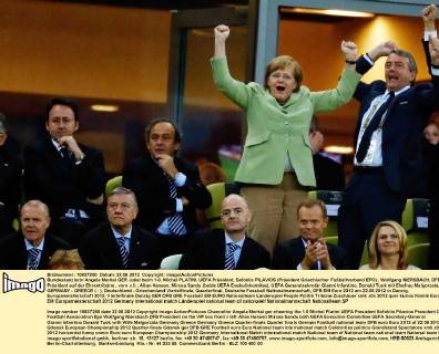 Bundeskanzlerin Angela Merkel GER Jubel beim 1-0, Michel PLATINI, UEFA Präsident, Sofoklis PILAVIOS (Präsident Griechischer Fußballverband EPO) , Wolfgang NIERSBACH, DFB Präsident auf der Ehrentribüne , vorn v.li.: Allan Hansen, Mircea Sandu (beide UEFA Exekutivkomitee), UEFA Generalsekretär Gianni Infantino, Donald Tusk mit Ehefrau Malgorzata, GERMANY - GREECE ( : ), Deutschland - Griechenland Viertelfinale, Quarterfinal, Deutsche Fussball Nationalmannschaft, DFB EM Euro 2012 am 22.06.2012 in Danzig, Europameisterschaft 2012
