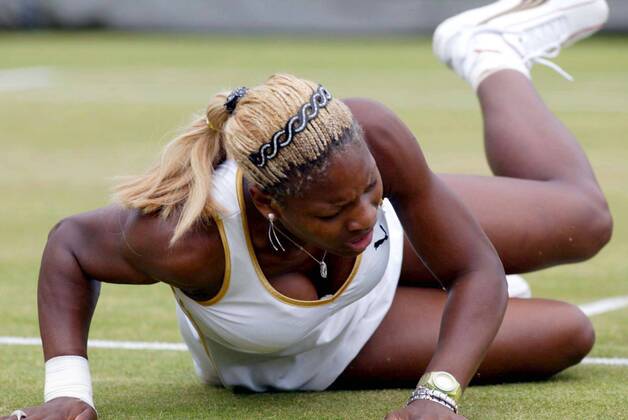 Tennis : Wimbledon Championships 2002 Serena Williams - USA takes a tumble