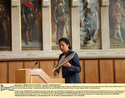 24.06.2012 Frankfurt, Römer im Kaisersaal, Verleihung des Dr. Gabriele Strecker Preises an DFB-Direktorin Steffi Jones durch die Soroptimisten Steffi Jones (DFB-Direktorin) freut sich über die Auszeichnung