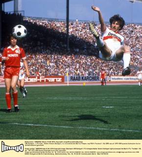 VfB Stuttgart - 1. FC Köln - Walter Kelsch (Stuttgart, re.) verarbeitet den Ball im Fliegen