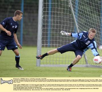 11.07.2012, Fussball Bundesliga Saison 2012 13, Fototermin beim TSV 1860 München an der Grünwalder Strasse, Liridon Vocaj (1860) gegen Torwart Timo Ochs (1860)