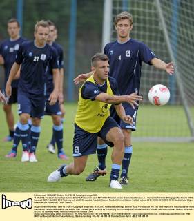11.07.2012, Fussball Bundesliga Saison 2012 13, Fototermin beim TSV 1860 München an der Grünwalder Strasse, v.l. Guillermo Vallori (1860) gegen Kai Bülow (1860).