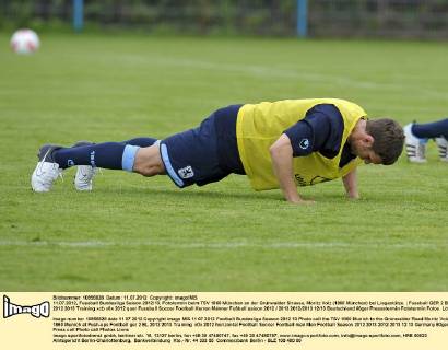 11.07.2012, Fussball Bundesliga Saison 2012 13, Fototermin beim TSV 1860 München an der Grünwalder Strasse, Moritz Volz (1860 München) bei Liegestütze.