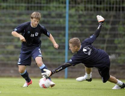 11.07.2012, Fussball Bundesliga Saison 2012 13, Fototermin beim TSV 1860 München an der Grünwalder Strasse, v.l. Daniel Halfar (1860) gegen Torwart Vitus Eicher (1860)