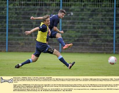11.07.2012, Fussball Bundesliga Saison 2012 13, Fototermin beim TSV 1860 München an der Grünwalder Strasse, v.l. Kai Bülow (1860) gegen Moritz Stoppelkamp (1860)