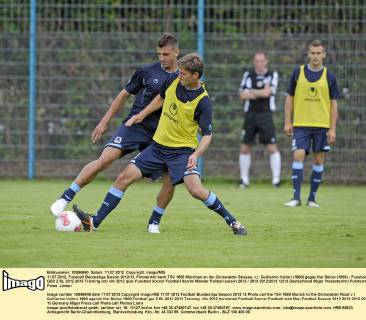 11.07.2012, Fussball Bundesliga Saison 2012 13, Fototermin beim TSV 1860 München an der Grünwalder Strasse, v.l. Guillermo Vallori (1860) gegen Kai Bülow (1860)