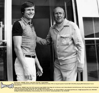 Peter Nogly (li.) und Bundestrainer Helmut Schön (beide BR Deutschland)