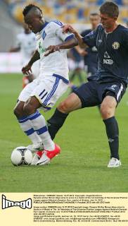 Dynamo striker Brown Ideye aims to score in a match of the 1st matchday of the Ukrainian Premier League against Metalurh Donetsk, Kyiv, capital of Ukraine, July 14, 2012. - 