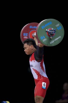 July 31, 2012 - London, England, United Kingdom - EKO YULI IRAWAN (INA) completes a lift in the men s 62kg weightlifting competition at ExCeL in London. EKO won an Olympic Bronzemedal. Olympics 2012 - Weightlifting - ZUMAw10