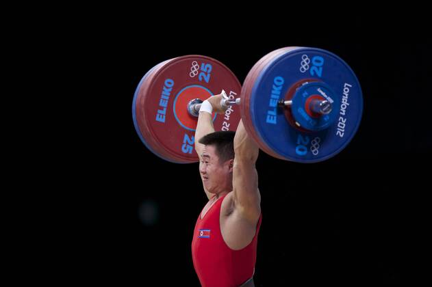 July 31, 2012 - London, England, United Kingdom - KIM UN GUK (PRK) competes in the men s 62kg clean and jerk weightlifting competition at ExCeL in London. Guk won an Olympic goldmedal and set an Olympic record in the the snatch competition with a lift of 153kg. Olympics 2012 - Weightlifting - ZUMAw10
