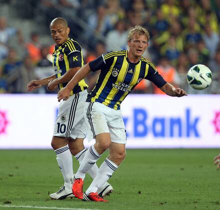 Champions League 3rd qualifying match between Fenerbahce SK Istanbul and FC Vaslui at the Sukru Saracoglu Stadium in Istanbul, on 2012 08 01 Fenerbahce - Vaslui FC 1-1: Dirk Kuyt (R) and Alex De Souza (L) of Fenerbahce. 