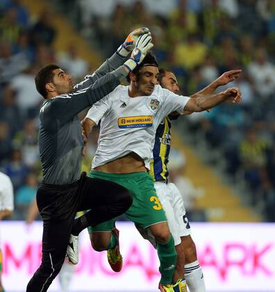 Champions League 3rd qualifying match between Fenerbahce SK Istanbul and FC Vaslui at the Sukru Saracoglu Stadium in Istanbul, on 2012 08 01 Fenerbahce - Vaslui FC 1-1: Goalkeeper Danut Coman and Ilias (Elias) Charalambous (C) of Vaslui and Semih Senturk (R) of Fenerbahce. 