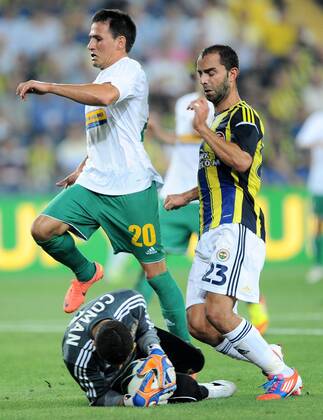 Champions League 3rd qualifying match between Fenerbahce SK Istanbul and FC Vaslui at the Sukru Saracoglu Stadium in Istanbul, on 2012 08 01 Fenerbahce - Vaslui FC 1-1: Goalkeeper Danut Coman and Zhivko Milanov (C) of Vaslui and Semih Senturk (R) of Fenerbahce. 
