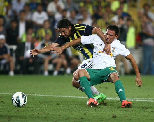 Champions League 3rd qualifying match between Fenerbahce SK Istanbul and FC Vaslui at the Sukru Saracoglu Stadium in Istanbul, on 2012 08 01 Fenerbahce - Vaslui FC 1-1: Mehmet Topuz (L)of Fenerbahce. 