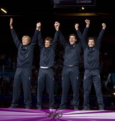 Valerio ASPROMONTE, Giorgio AVOLA, Andrea BALDINI, Andrea CASSARA (alle ITA vlnr) praesentieren ihre Goldmedaille. 10.Wettkampftag: Herren Florett Team Finale Italien im ExCel Center am 05.08.2012. Olympische Sommerspiele London 2012. -- Olympic Summer Games London 2012,