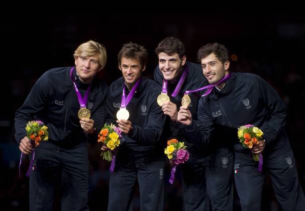 Valerio ASPROMONTE, Giorgio AVOLA, Andrea BALDINI, Andrea CASSARA (alle ITA vlnr) praesentieren ihre Goldmedaille. 10.Wettkampftag: Herren Florett Team Finale Italien im ExCel Center am 05.08.2012. Olympische Sommerspiele London 2012. -- Olympic Summer Games London 2012,