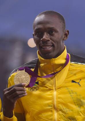 Usain BOLT (JAM) mit seiner Goldmedaille. 11.Wettkampftag: Siegerehrung fuer den 100 Meter Lauf im Olympiastadion am 06.08.2012. Olympische Sommerspiele London 2012. -- Olympic Summer Games London 2012,