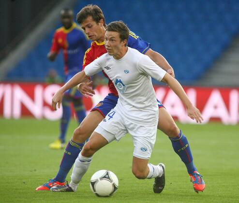 08.08.2012 St Jakob Park Basel , SCHWEIZ , Herren Fussball Champions League Qualifikation der 3. Runde , Rückspiel FC Basel - Molde FK 1:1 Valentin Stocker (li,FC Basel) gegen Martin Linnes (Molde) ; Zweikampf , Aktion 