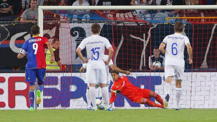 08.08.2012 St Jakob Park Basel , SCHWEIZ , Herren Fussball Champions League Qualifikation der 3. Runde , Rückspiel FC Basel - Molde 1:1 Torwart Yann Sommer (FC Basel) hält den Elfmeter in der 91. Minute von Moldes Magne Hoseth 