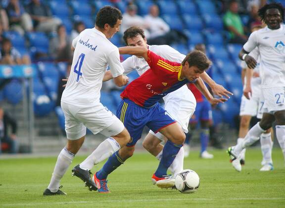 08.08.2012 St Jakob Park Basel , SCHWEIZ , Herren Fussball Champions League Qualifikation der 3. Runde , Rückspiel FC Basel - Molde SK 1:1 Valentin Stocker (mitte, FC Basel) gegen Even Hofland (li) und Vegard Forren (beide Molde) 