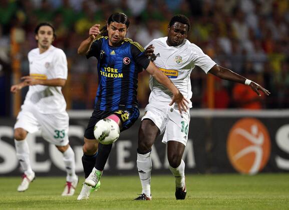 Champions League 3rd qualifying match between SC Vaslui and Fenerbahce Istanbul at the Municipal Ceahlaul Stadium in Piatra Neamt, Romania on 2012 08 08 Pictured: Mehmet Topuz (L) of Fenerbahce and Caue Cecilio da Silva (R) of SC Vaslui. 