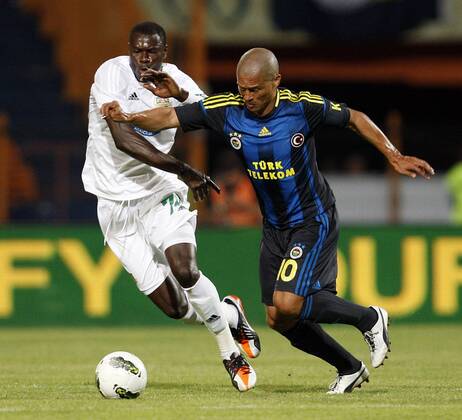 Champions League 3rd qualifying match between SC Vaslui and Fenerbahce Istanbul at the Municipal Ceahlaul Stadium in Piatra Neamt, Romania on 2012 08 08 Pictured: Ousmane N Doye ( white ) of SC Vaslui and Alex De Souza ( blue) of Fenerbahce. 