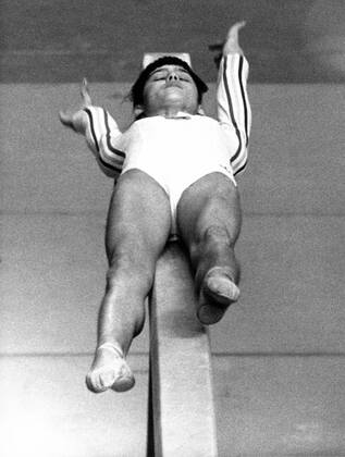 Nadia Comaneci (Rumänien) am Schwebebalken