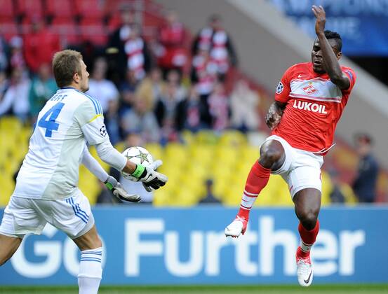 MOSCOW, RUSSIA. AUGUST 20, 2012. Spartak s Emmanuel Emenike (red) attacks the goal defended by Mert Gunok of Fenerbahce in action during a UEFA Champions League group stage match Spartak (Moscow) vs. Fenerbahce S.K..  premiumd RE1065B7
