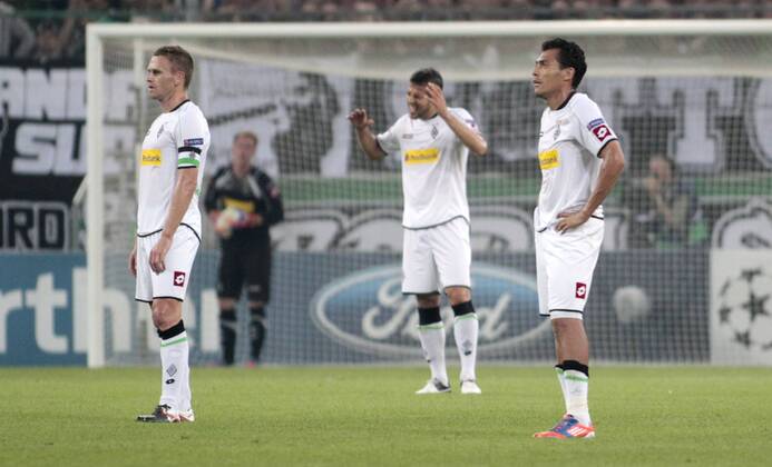 Mönchengladbach, Borussia-Park, 21.08.12: Gladbachs Filip Daems (L), Gladbachs Martin Stranzl (M) und Gladbachs Juan Arango enttäuscht nach dem 1:2 im Spiel zwischen Borussia M gladbach vs. Dynamo Kiew in den Playoffs der UEFA Champions League Saison 2012 2013.