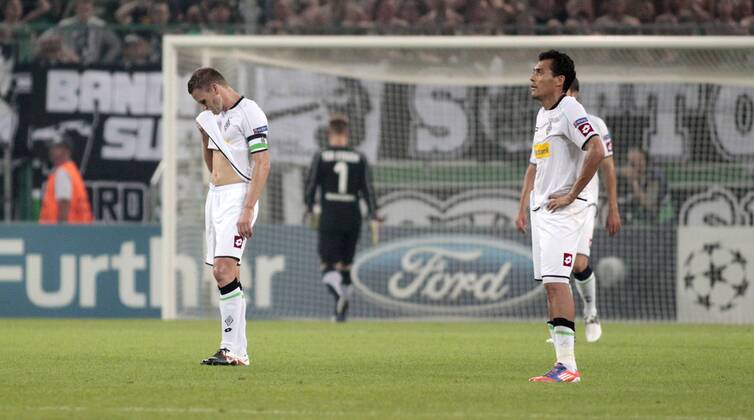 Mönchengladbach, Borussia-Park, 21.08.12: Gladbachs Filip Daems (L) und Gladbachs Juan Arango enttäuscht nach dem 1:2 im Spiel zwischen Borussia M gladbach vs. Dynamo Kiew in den Playoffs der UEFA Champions League Saison 2012 2013.