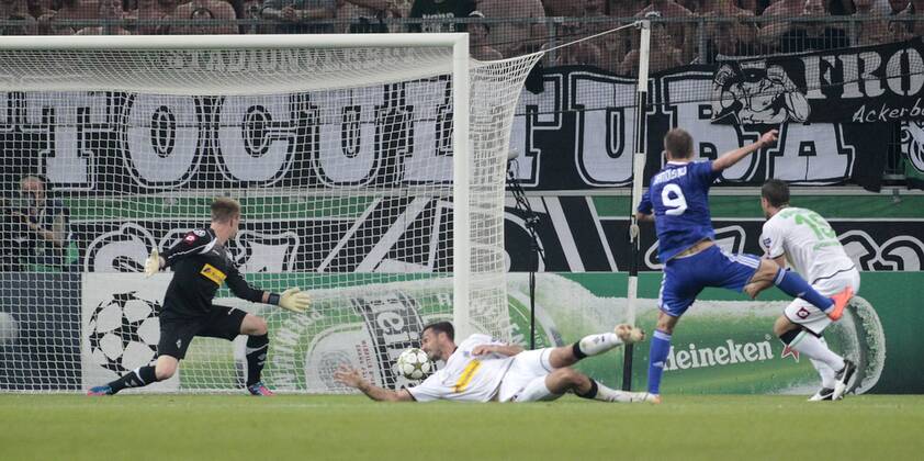 Mönchengladbach, Borussia-Park, 21.08.12: Kiews Andriy Yarmolenko (9) schießt das 2:1 gegen Gladbachs Torwart Marc-Andre Ter Stegen im Spiel zwischen Borussia M gladbach vs. Dynamo Kiew in den Playoffs der UEFA Champions League Saison 2012 2013.