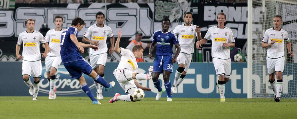 Mönchengladbach, Borussia-Park, 21.08.12: Kiews Taras Mikhalik (L) schießt das 1:1 gegen Alexander Ring und co. im Spiel zwischen Borussia M gladbach vs. Dynamo Kiew in den Playoffs der UEFA Champions League Saison 2012 2013.