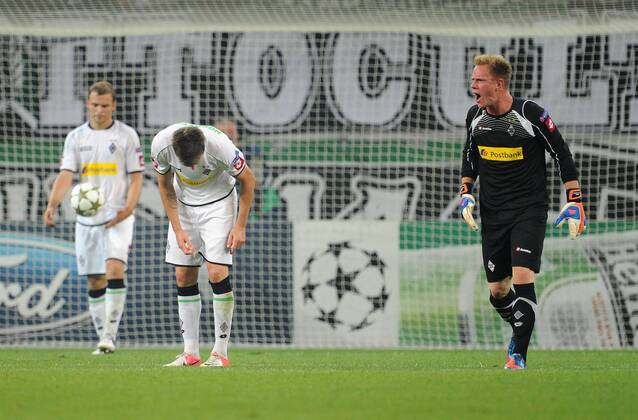 21-08-2012, Fussball, Saison 2012-2013, UEFA Champions League Qualifikation, Play-off, Borussia Mönchengladbach - Dynamo Kiew, Torhüter Marc-Andre ter Stegen (Borussia Mönchengladbach), re., ist verärgert über seine Mitspieler