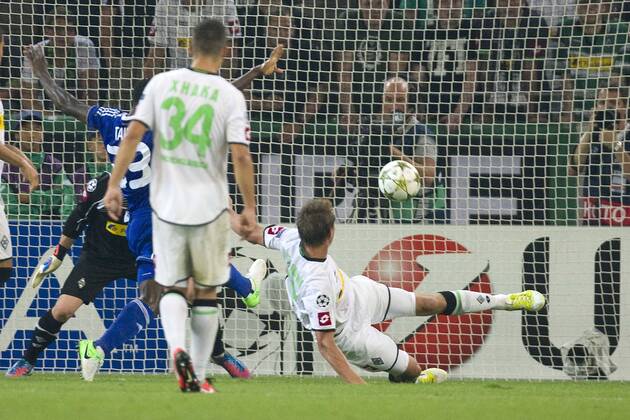 Luuk DE JONG (re., MG) erzielt per Eigener das Tor zum 3:1 für Dynamo Kiew, Aktion, Fussball Champions League, Play-Offs der Qualifikation, Borussia Mönchengladbach (MG) - Dynamo Kiew (KIEW) am 21.08.2012 in Mönchengladbach Deutschland